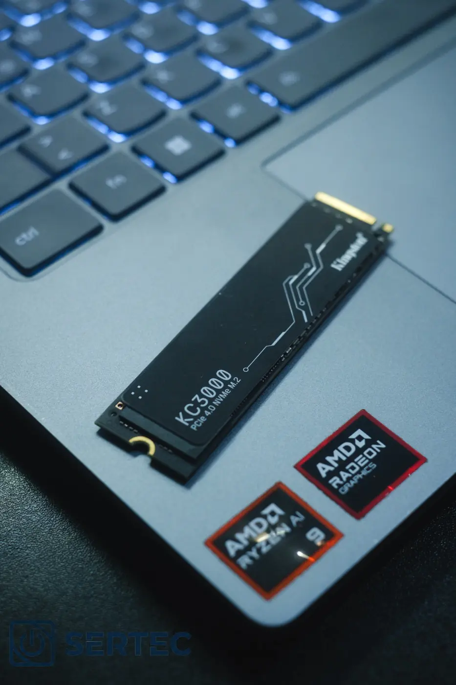 SSD Kingston KC3000 junto a una laptop para una mejora de almacenamiento.