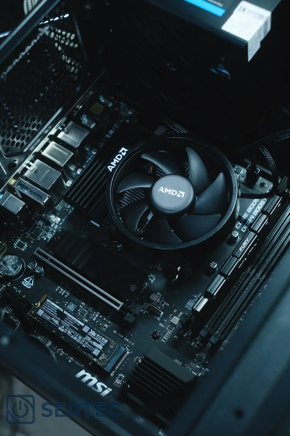 Interior de una PC ensamblada con enfriamiento AMD y componentes MSI y Kingston.